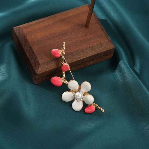 Korean Simple Brooch Plum Blossom Alloy Oiled Brooch Elegant