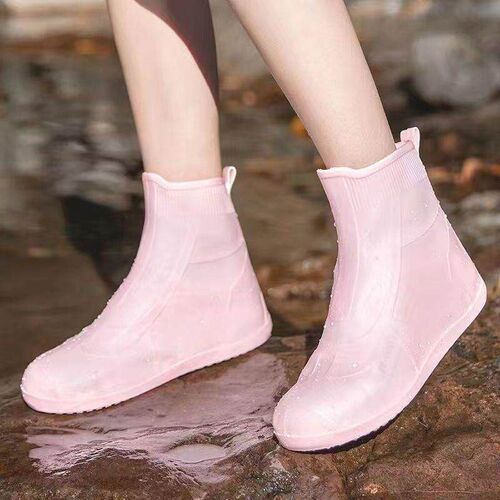 Waterproof shoe covers, rainproof and slip-resistant, made o