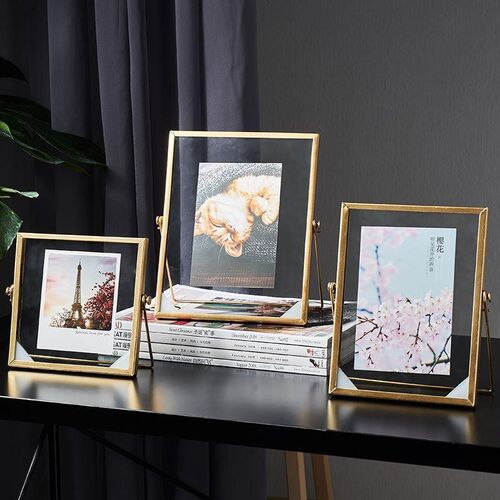 Nordic three-dimeNsioNal metal glass photo frame oN the