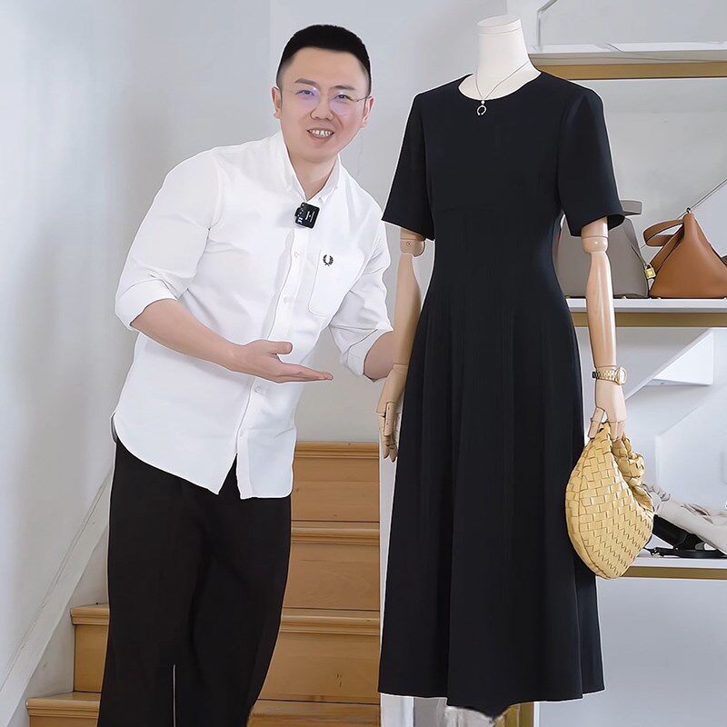 杰唯卡 阿超推荐版!视觉显瘦十斤!!人手一条小黑裙