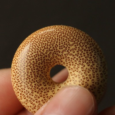 精品纯手工精磨天然十几年老龙血金丝竹迷你面包圈竹雕配饰小挂件