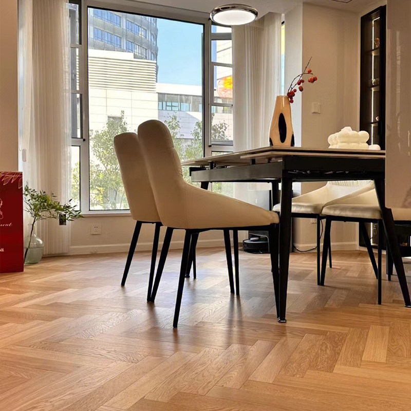 人字拼橡木锁扣木地板鱼骨拼多层实木复合奶白原木色法式地暖家用