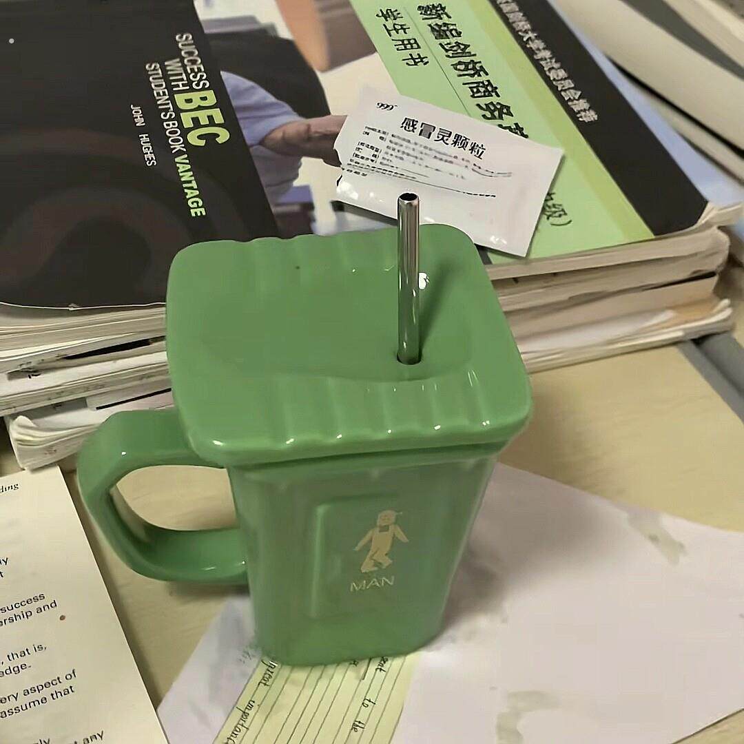 恶搞创意蹲坑水杯搞怪个性马克杯趣味整人礼物摆件便池垃圾桶杯