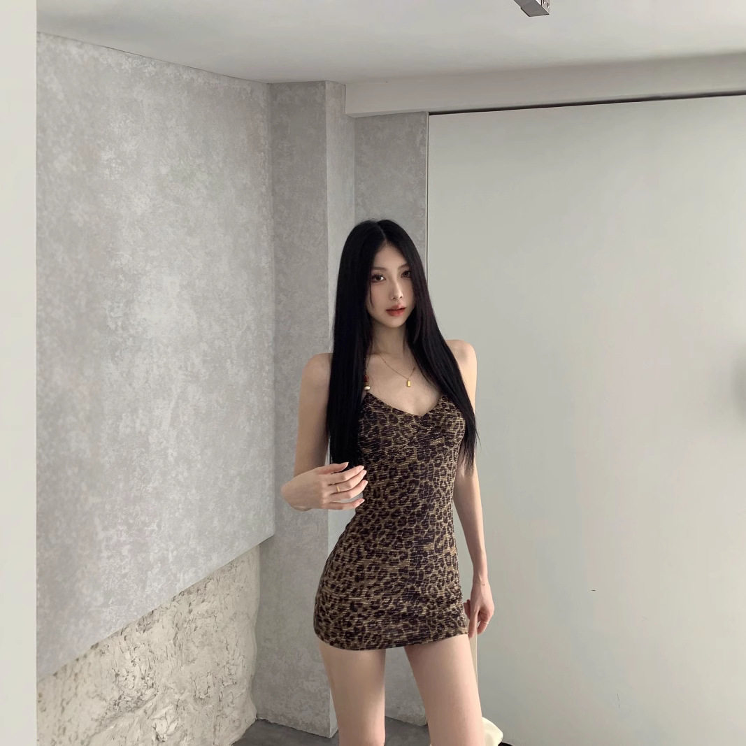 豹纹挂脖吊带连衣裙女春秋甜辣妹紧身短裙纯欲风气质收腰包臀裙子