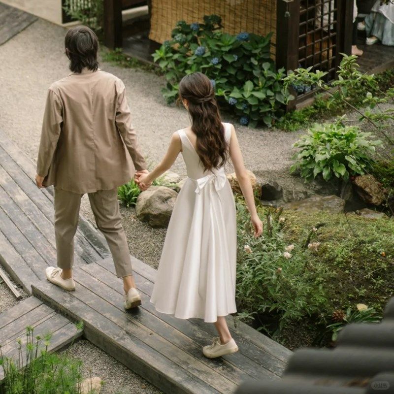 吊带旅拍轻婚纱日常简约森系缎面小白裙法式新娘领证订婚礼服裙子