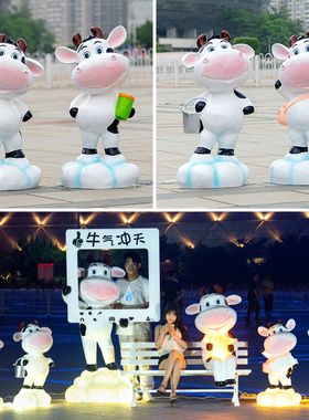 户外卡通玻璃钢奶牛雕塑摆件幼儿园商场公园景区动物发光落地装饰