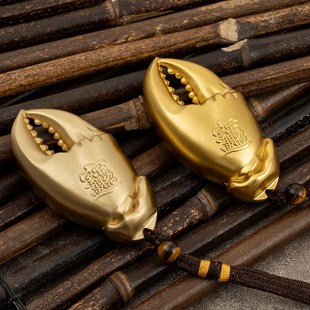 手中有钱手把件纯铜招财手里有钳螃蟹钳手上有钱黄铜摆件把玩礼品