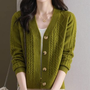 短款毛衣外套女春秋时尚洋气妈妈针织开衫厚款v领外搭配裙子上衣