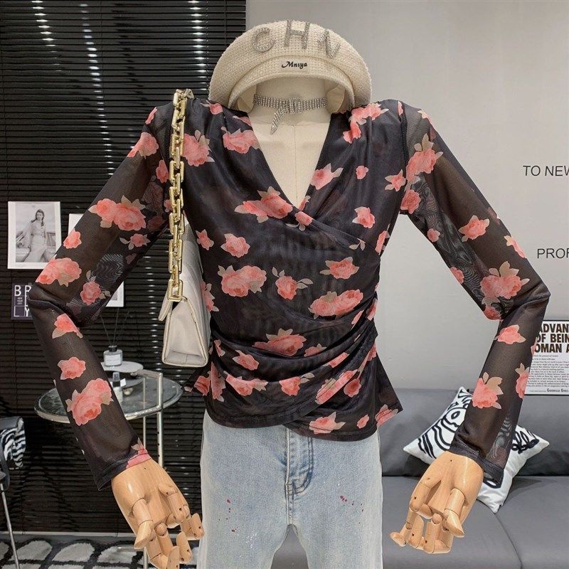 2024新款绝美温柔气质V领粉色碎花开衫上衣带高级显瘦收腰,女装/女士精品,T恤,淘宝优惠券,粉丝福利购,淘宝优惠卷