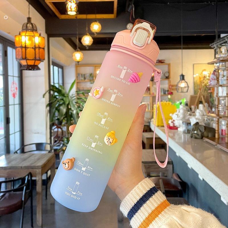 夏季大容量运动水杯,适合漂亮女孩和有刻度的塑料杯新型便携式梯