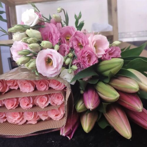 爆款玫瑰百合康乃馨混搭鲜花花束客厅水养瓶插花组合套装云南直发