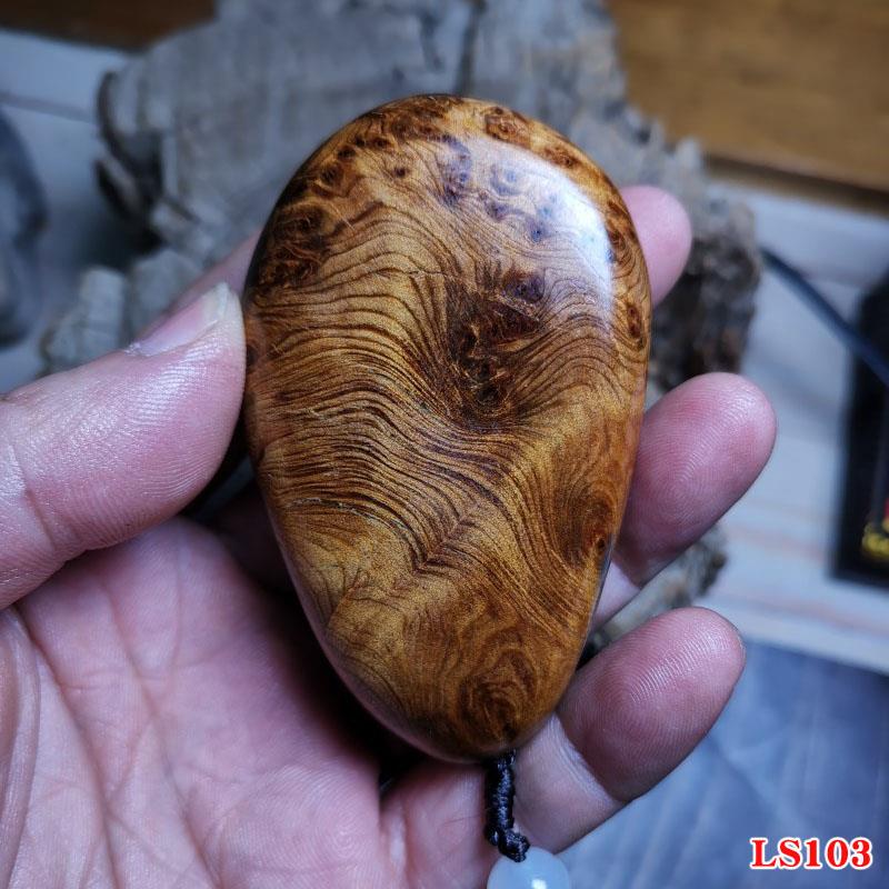 凉山陈化崖柏满瘤疤火焰纹雀眼女士手把件原木文玩女生木雕木把玩图片