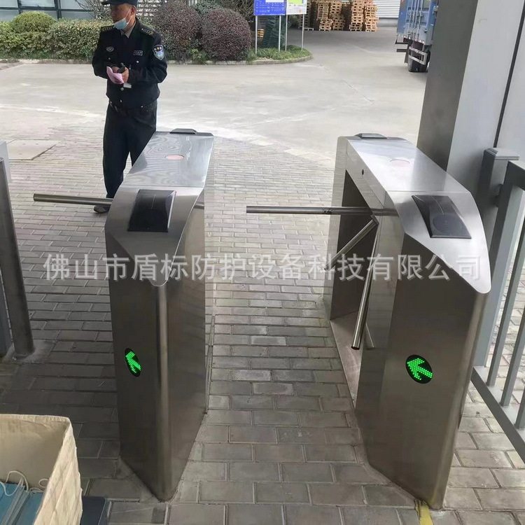 智能工厂人脸识别出入通道不锈钢三杆转闸门禁考勤外贸英文版定制