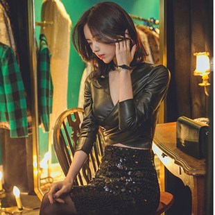 上衣酷潮女黑暗系洋气黑色皮衣时尚性感紧身V领长袖短款露脐T恤秋