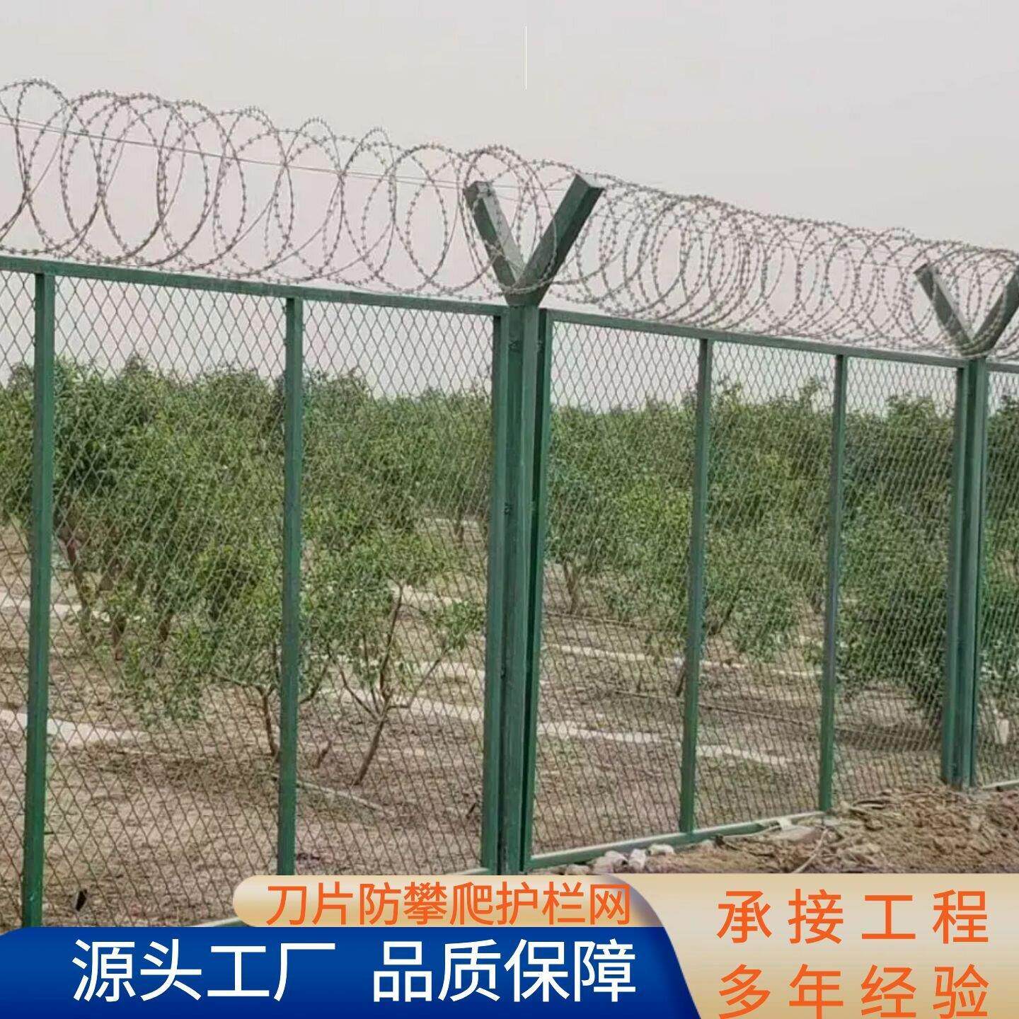 户外浸塑钢板网菱形孔围栏农业园果园土地围网河道监狱机场护栏网