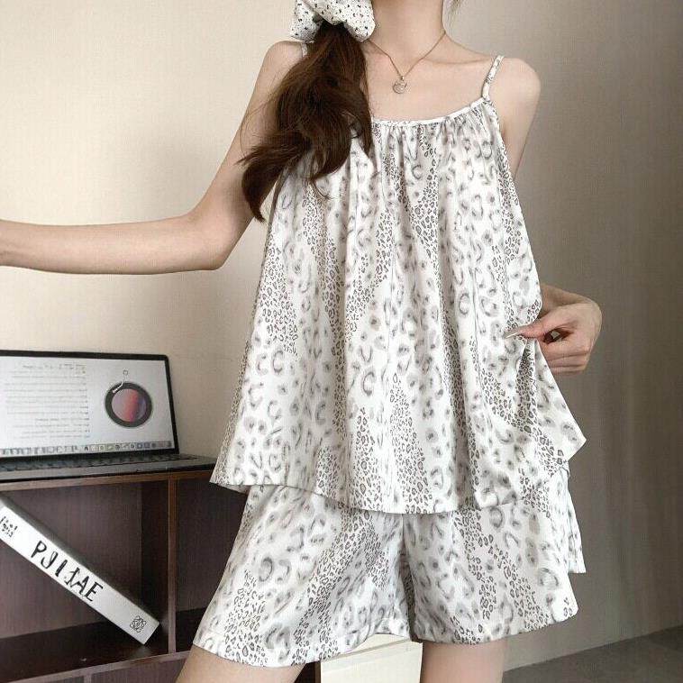 ins缎面冰丝睡衣女款夏季2026新款高级感豹纹吊带家居服夏天套装
