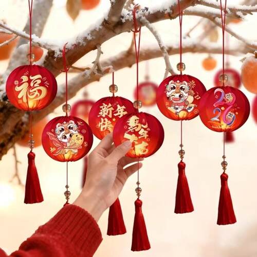 新年发光小灯笼挂饰绿植树上2026马过年装饰挂件春节年味氛围布置