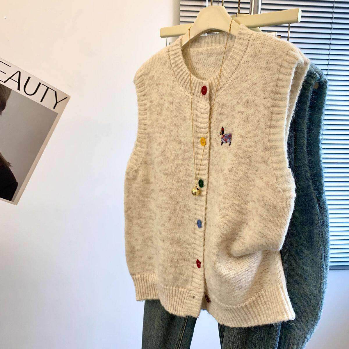 针织马甲彩色钮扣小狗刺绣针织背心女春秋显瘦新款可叠穿无袖外搭