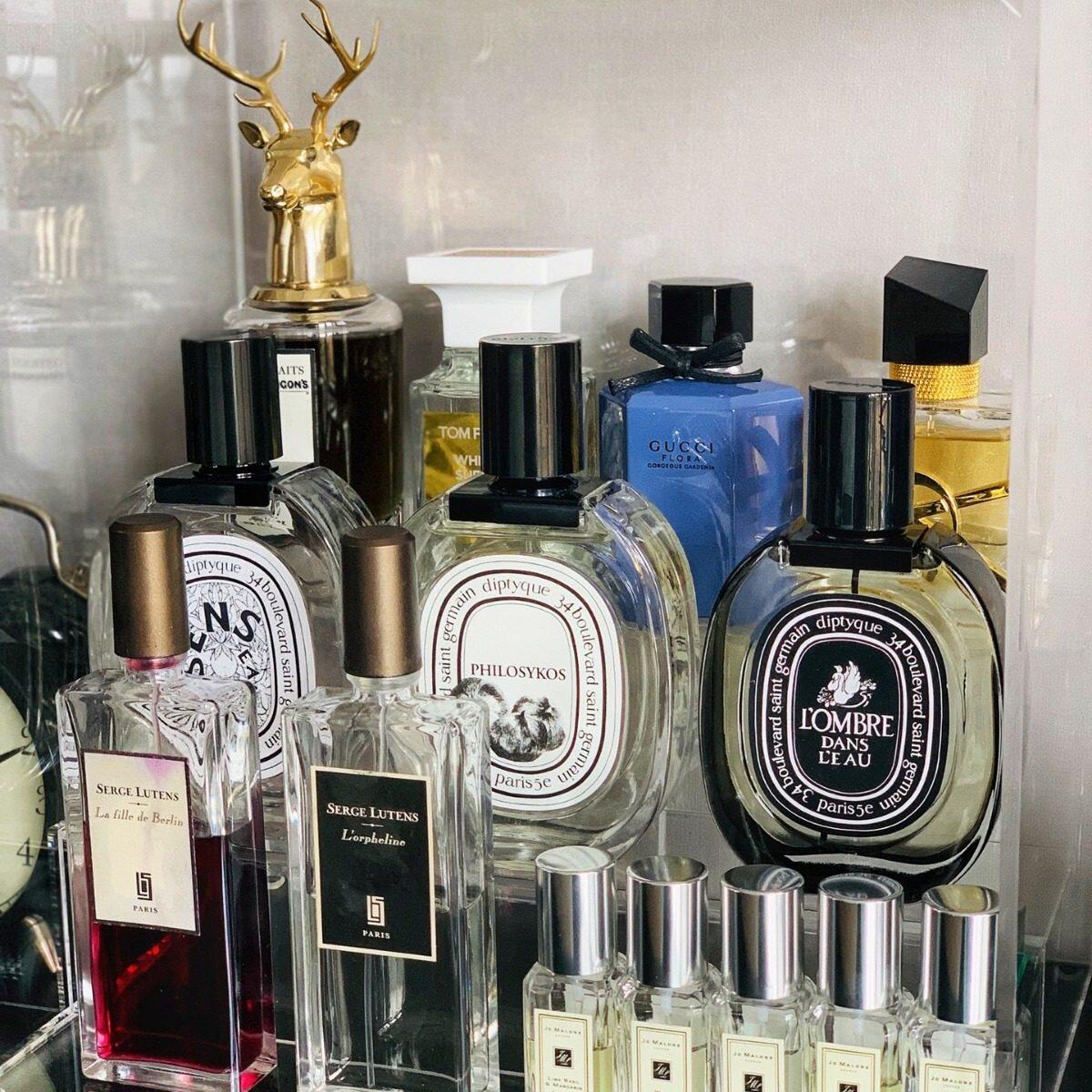 加厚亚克力护肤品桌面收纳大号塑料阶梯加门香水架防尘水晶展示箱