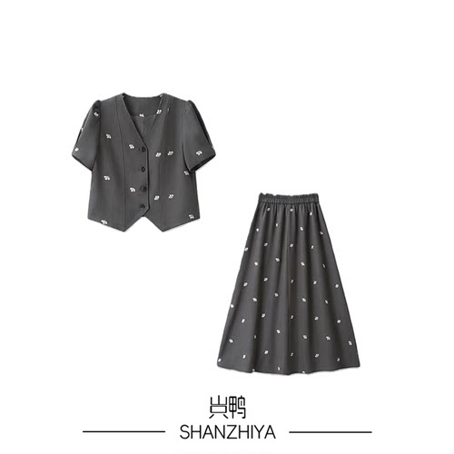 山只鸭/SZY 时髦感时尚老钱风两件套刺绣马甲上衣百褶短裙套装