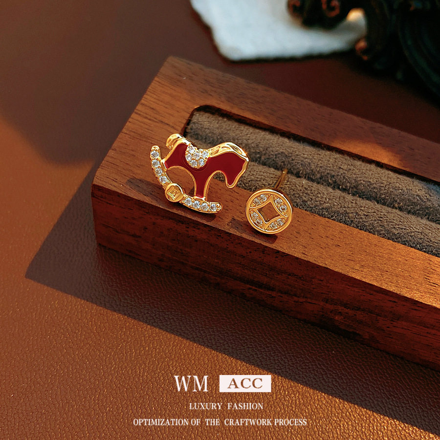 本命年银针锆石铜钱小马耳环时尚精致百搭耳钉轻奢高级感耳饰,饰品/流行首饰/时尚饰品新,银饰耳饰,淘宝优惠券,粉丝福利购,淘宝优惠卷