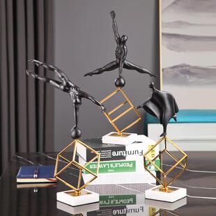 北欧艺术雕塑树脂装饰品摆件高级感书房金属办公桌人物装饰工艺品