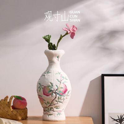 观寸山粉彩蝠桃纹瓶摆件文创礼品