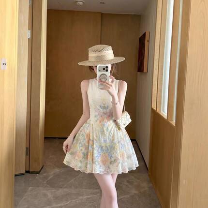 花曼少女 圆领绣花背心连衣裙女夏法式高级设计感大摆短裙