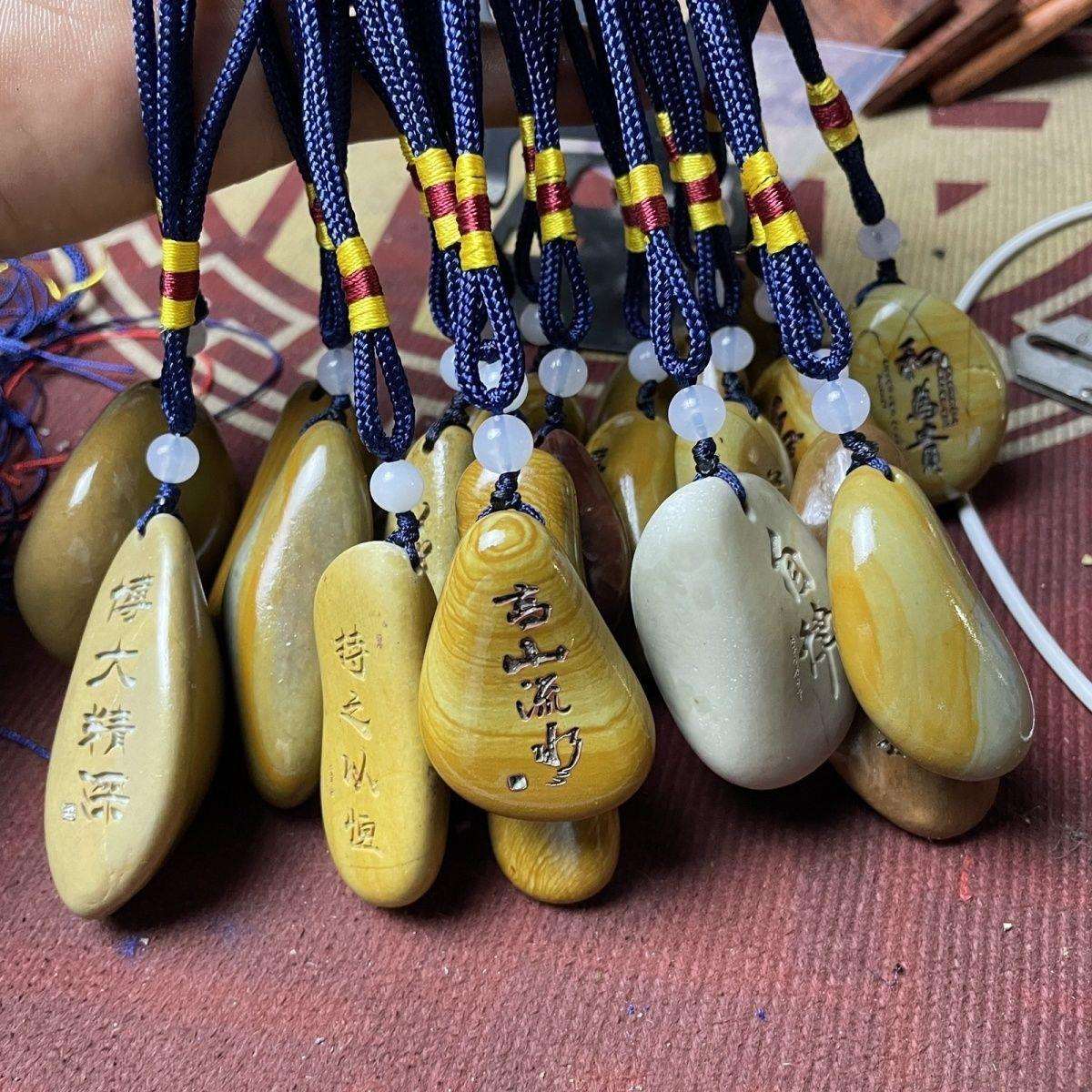 松花石雕刻手把件石头刻字接受可 定随机发货不挑选5厘米左右