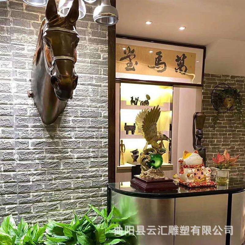 玻璃钢半身马铸铜马头雕塑创意穿墙马景区巷子口酒店大堂景观摆件