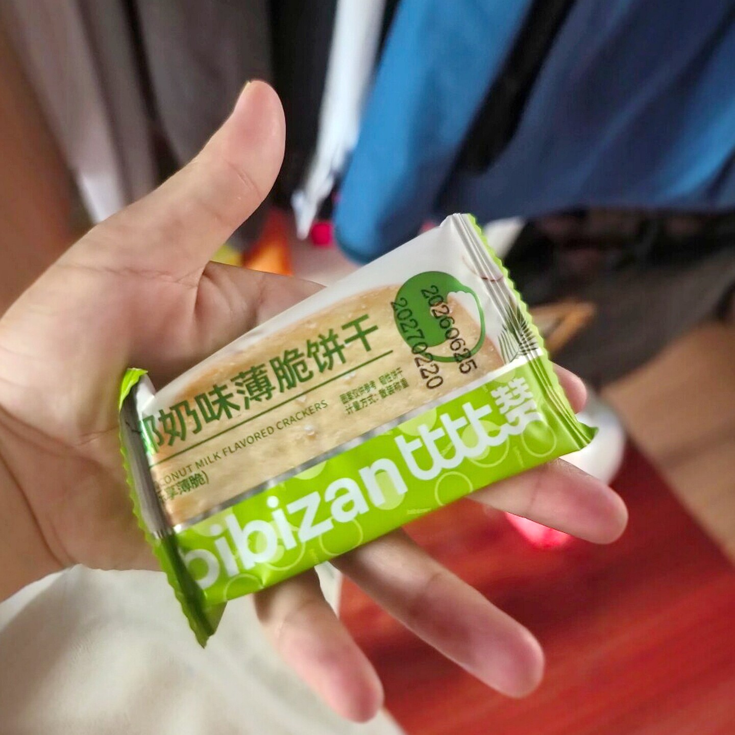比比赞椰奶薄脆饼干独立包装早餐代餐薄饼休闲追剧解馋儿童小零食