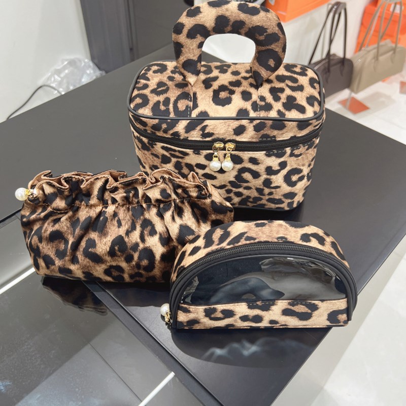 采购产品豹纹女士化妆包,旅游护肤品化妆包,高级便携式迷你小珠宝