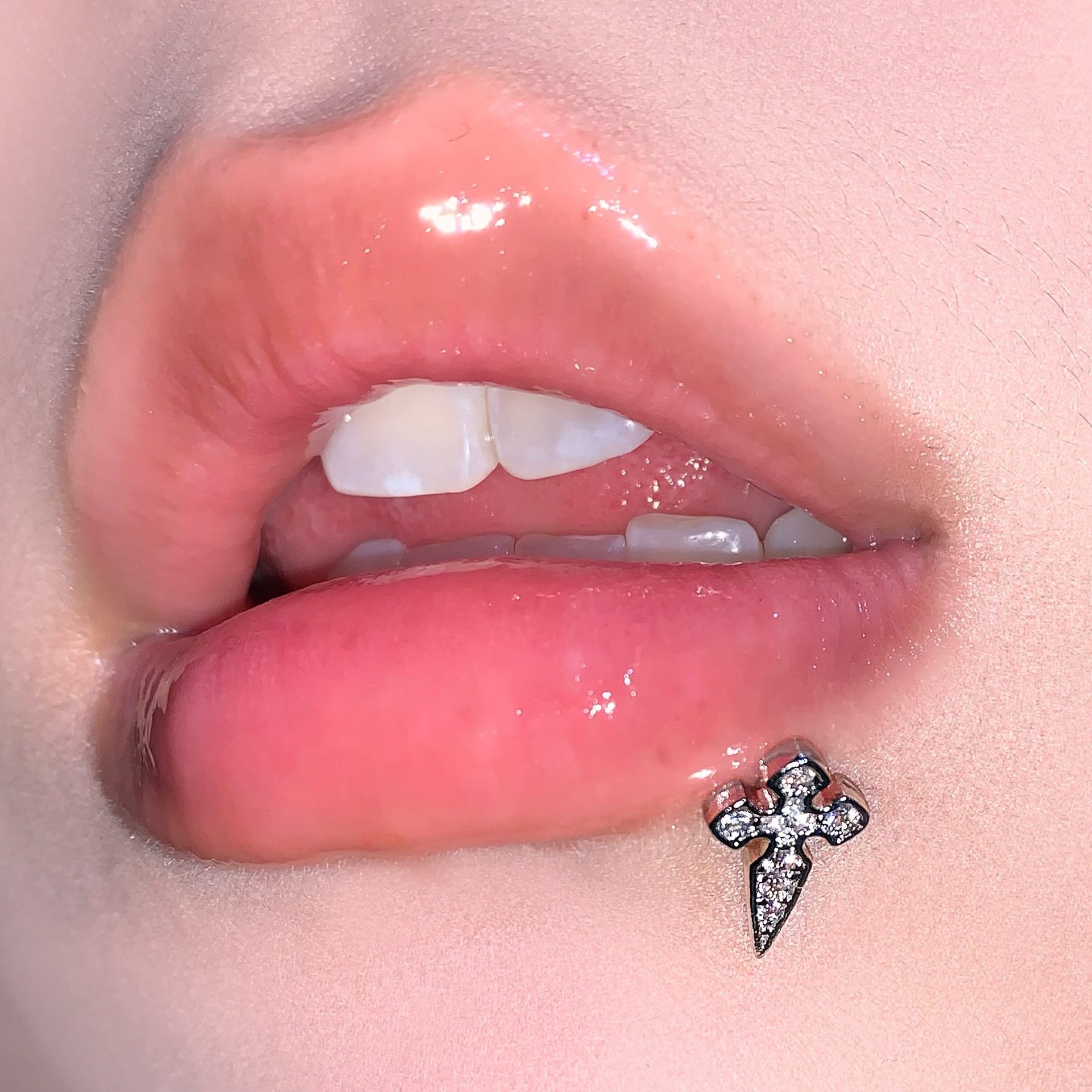 嘻哈镶钻十字架唇钉钢钛外螺纹直钉耳骨钉辣妹穿刺饰品,饰品/流行首饰/时尚饰品新,唇环/唇钉,淘宝优惠券,粉丝福利购,淘宝优惠卷