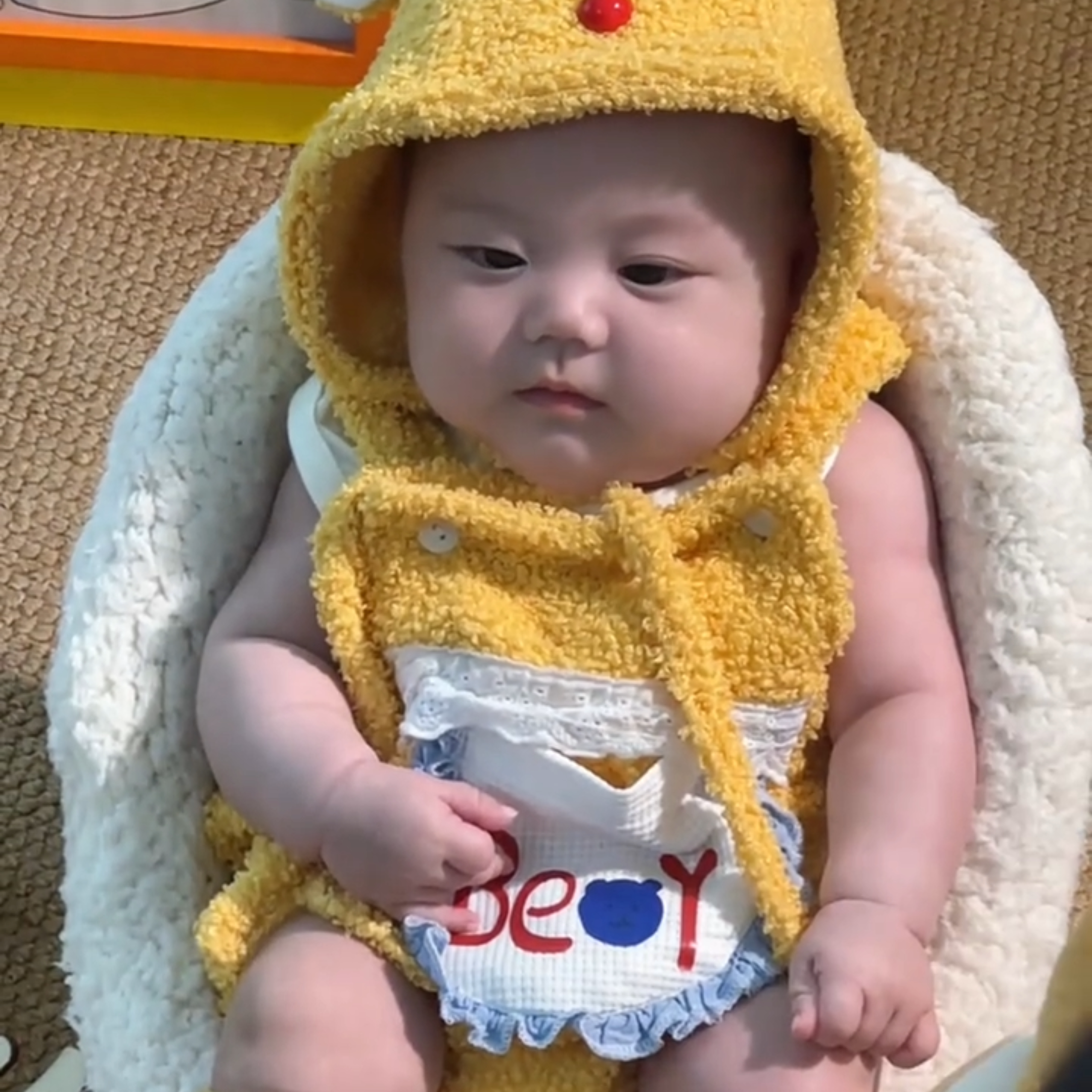 宝宝春秋黄色背带裤套装儿童连帽背心短裤两件套婴儿可爱连体衣