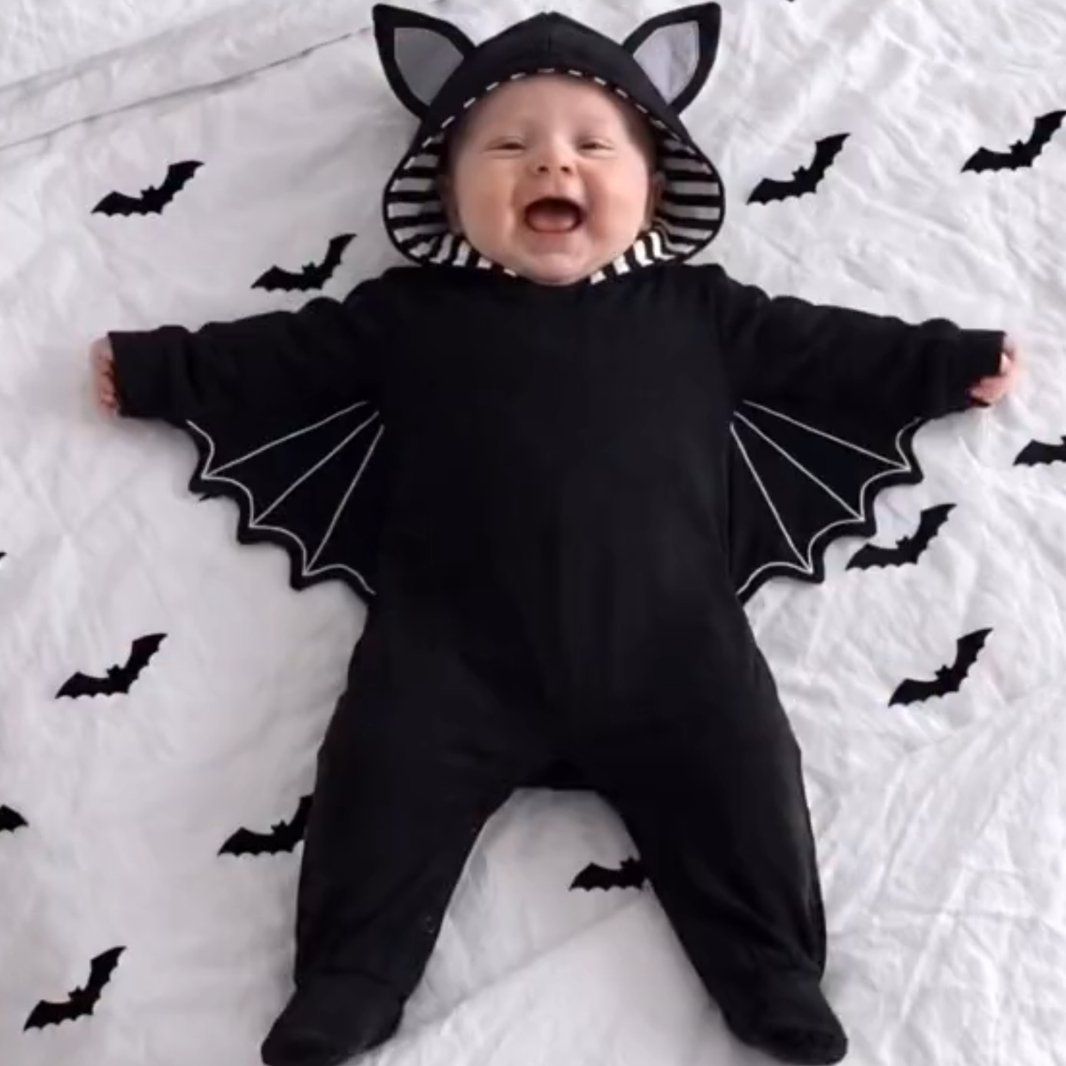 2026秋装婴儿蝙蝠造型连体衣宝宝万圣节恶魔连帽爬服幼儿长袖哈衣