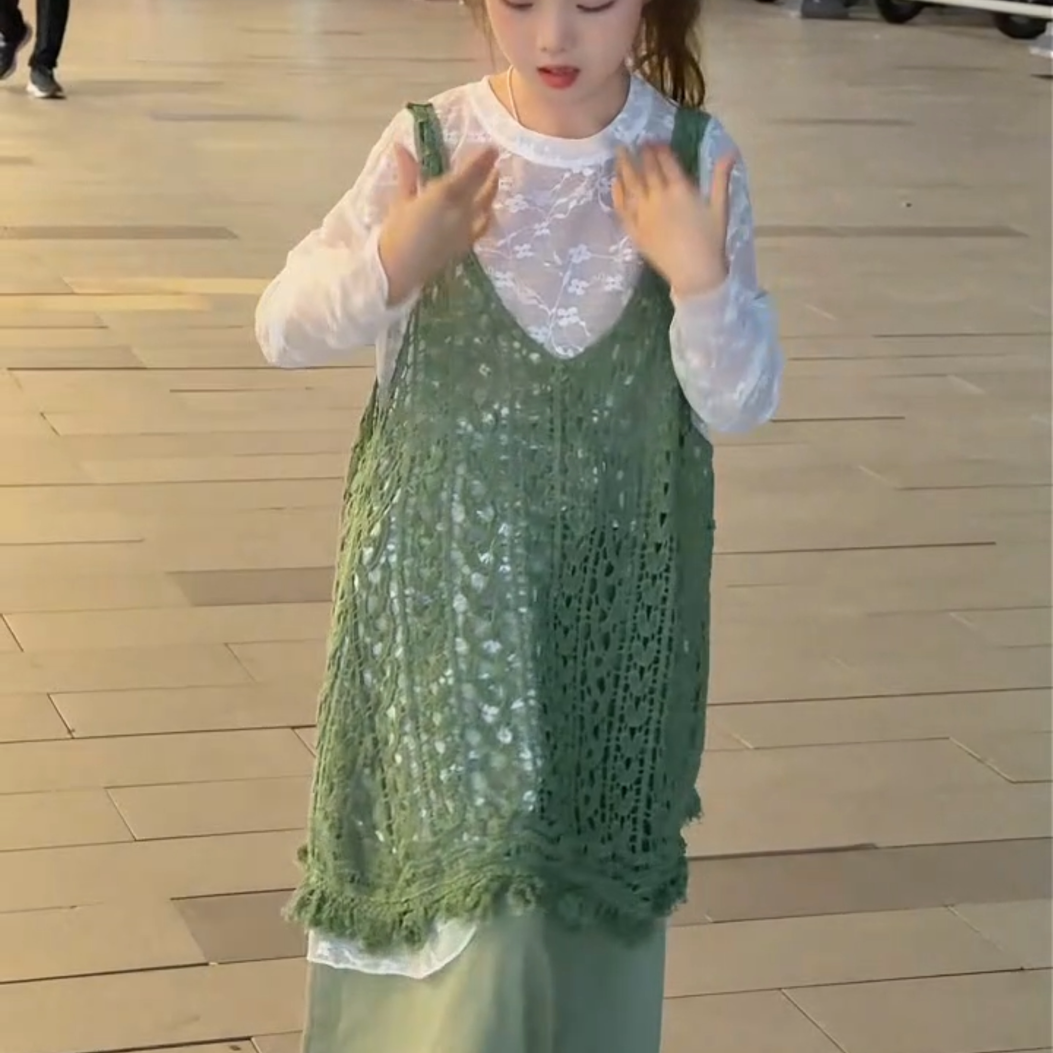女中大童森系绿色吊带长马甲儿童镂空钩花外搭罩衫春秋洋气背心裙