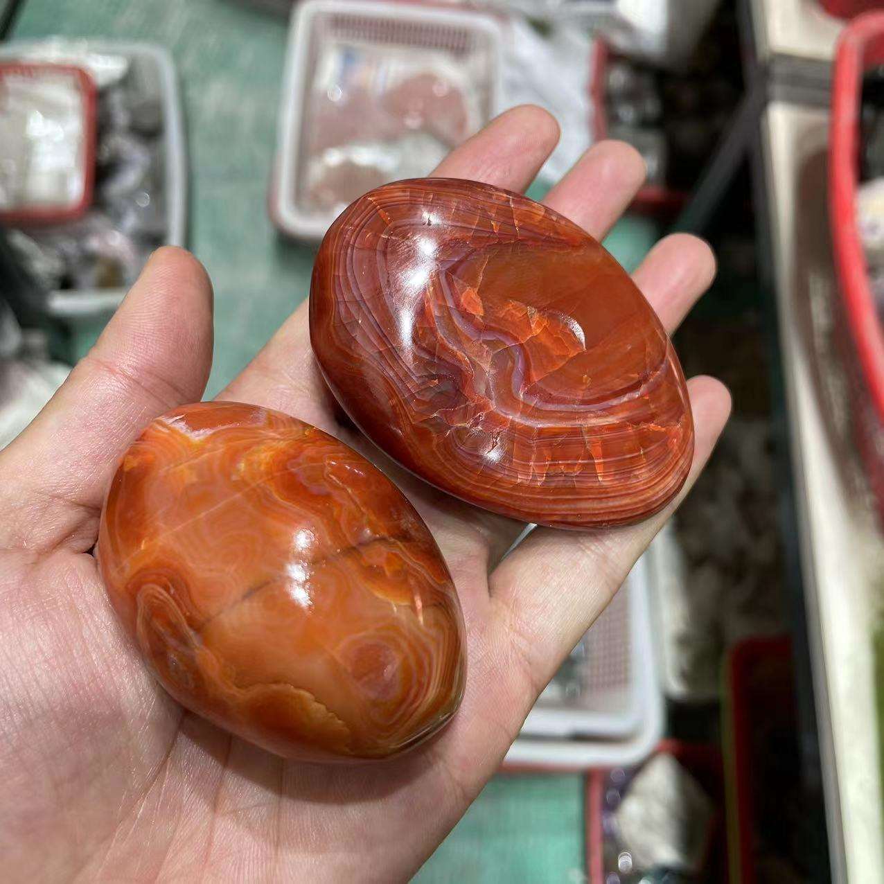 --供应天然红玛瑙鸡蛋原石摆件手把件原石打磨居家花盆石头