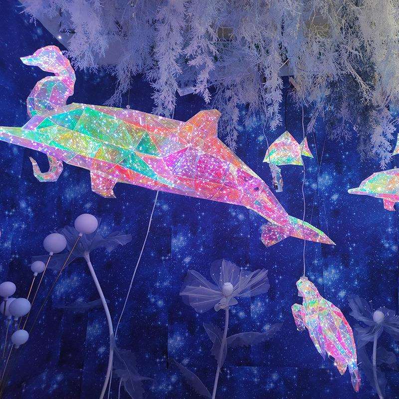 春季商场灯光美陈海洋生物场景布置炫彩鲸鱼海豚吊饰户外摆件道具