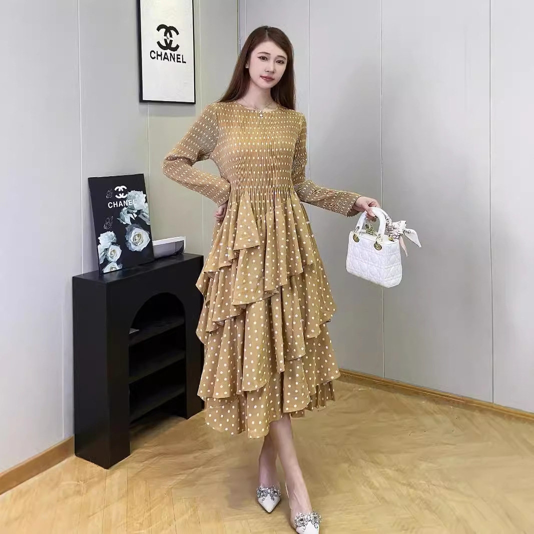 法式收腰波点蛋糕长款连衣裙女欧美风显瘦新款褶皱长袖波点连衣裙