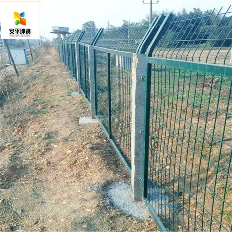 8001铁路防护栅栏 混泥土立柱金属网片 带滚刺防爬桥下封闭网厂家