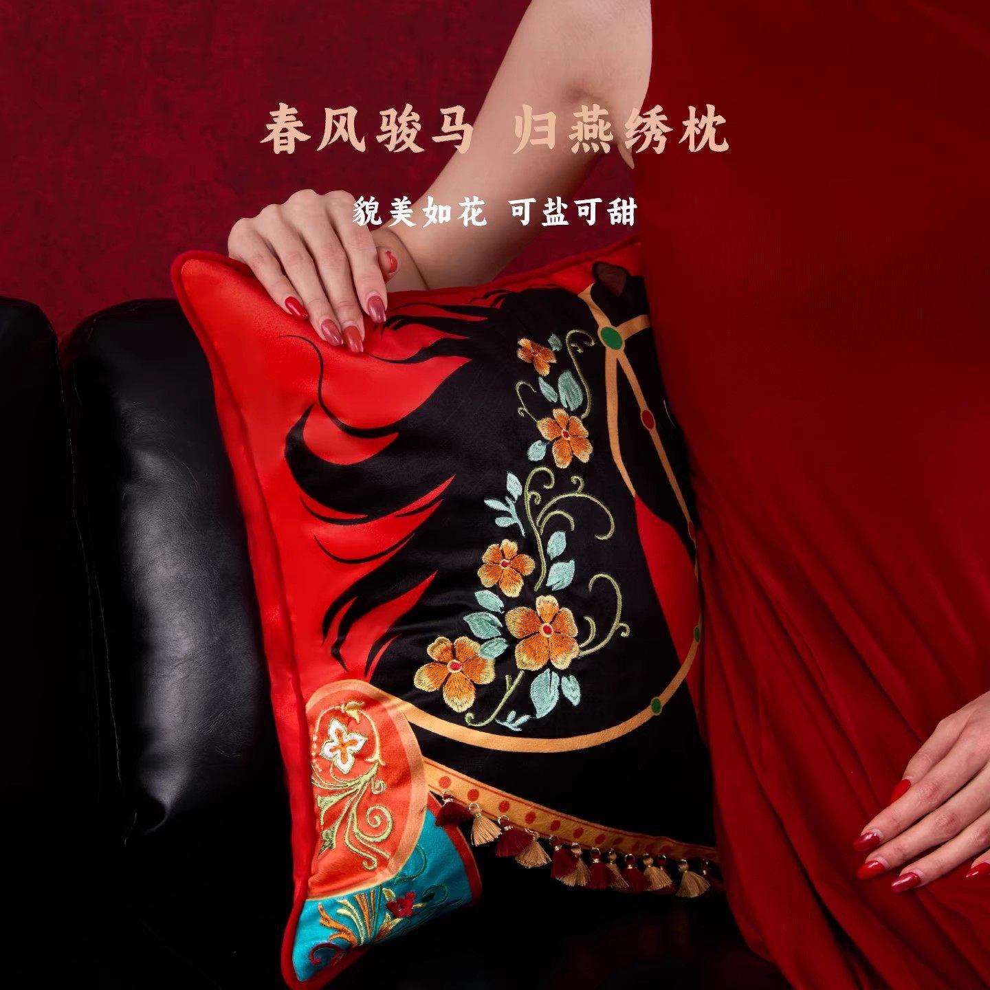 马年中式刺绣印花抱枕客厅沙发床头靠垫流苏靠枕红色靠背睡觉夹腿