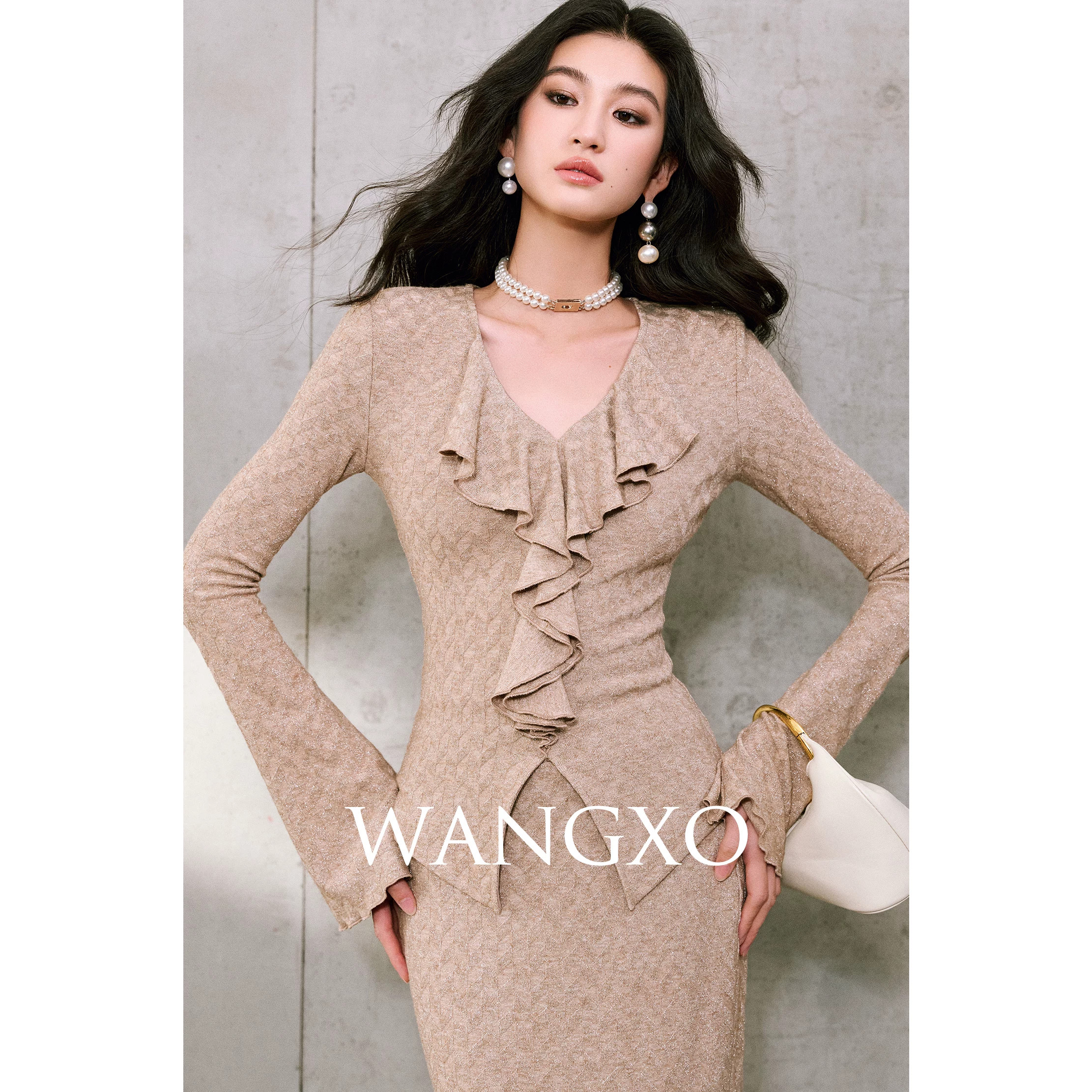 WANGXO｜奢美亮丝肌理感针织｜V领荷叶边喇叭袖上衣＆鱼尾半裙