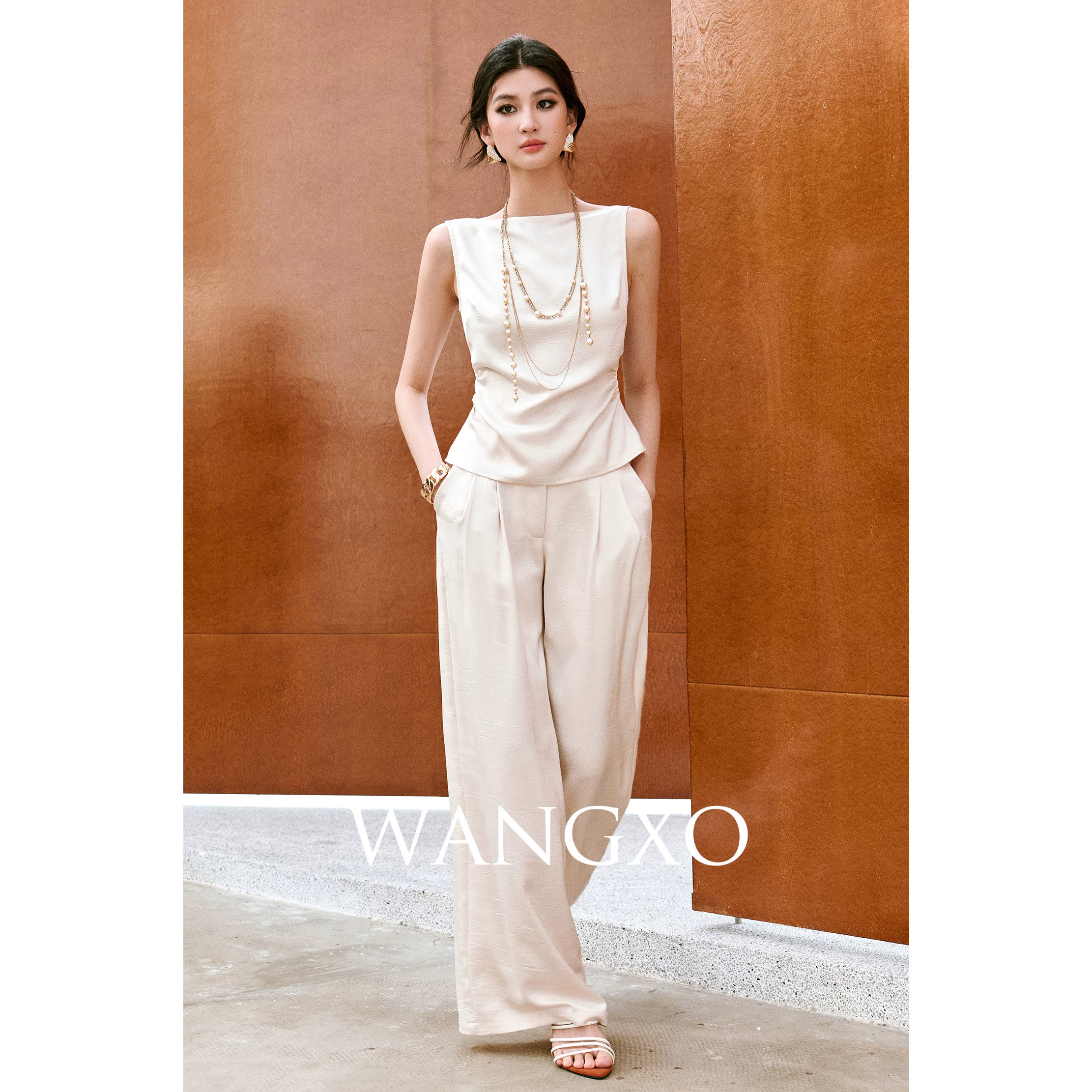 WANGXO|奢贵烫金抓皱缎面|一字领打褶上衣&高腰褶裥直筒裤套装