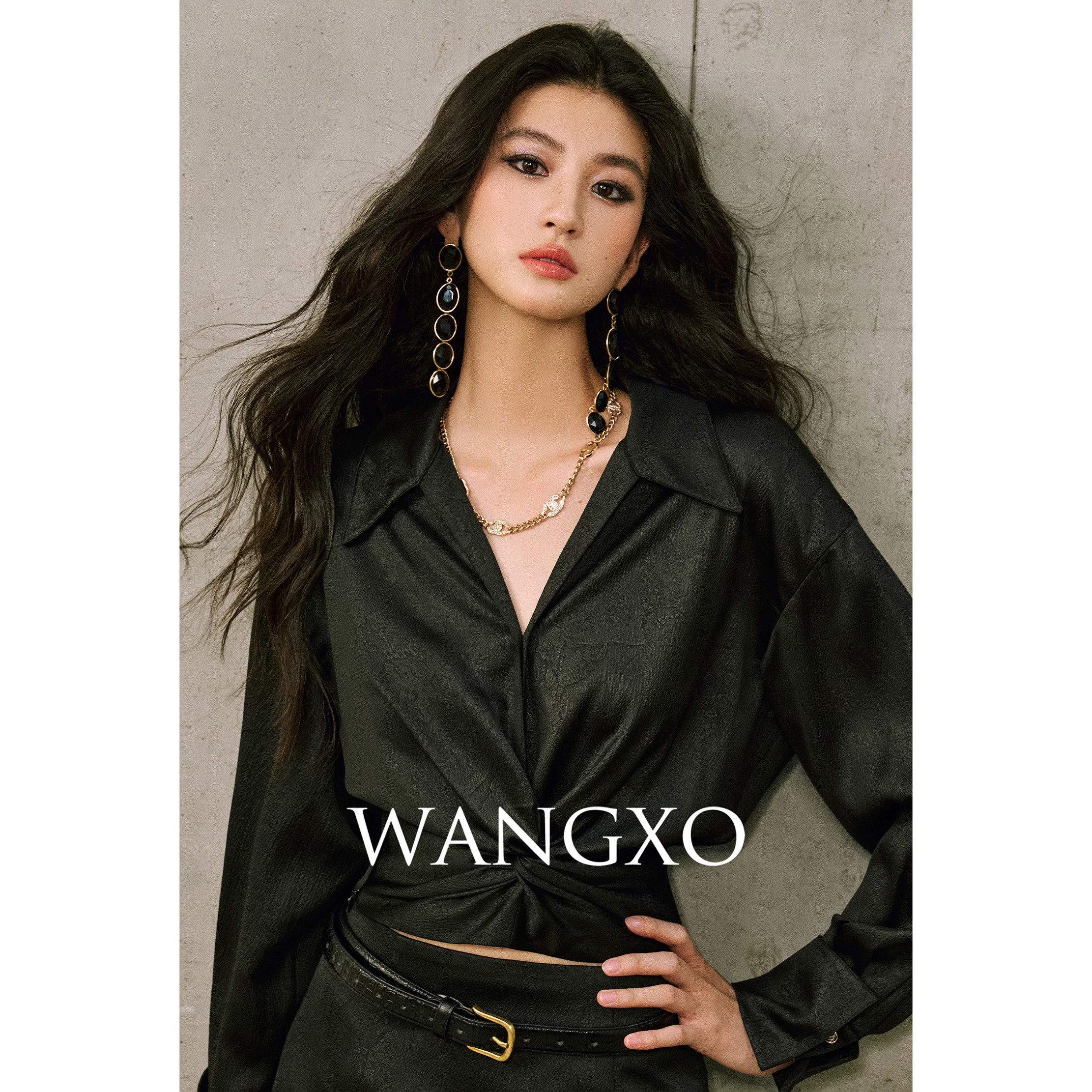WANGXO|奢贵光泽感细腻压花肌理|V型翻领扭结衬衫&小A短裙套装