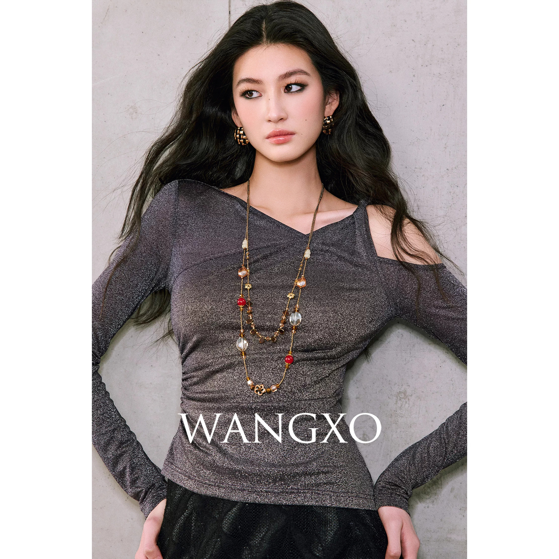 WANGXO|细腻珠光亮丝针织|不对称露肩层次感扭结斜摆修身上衣