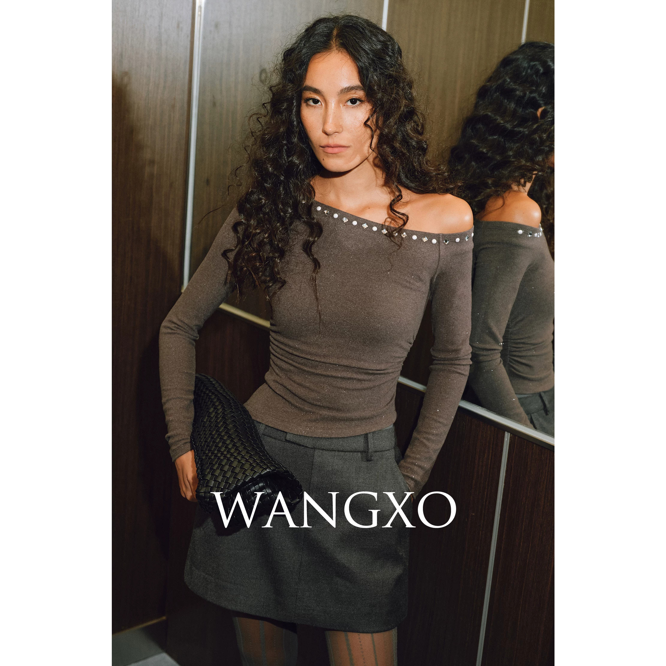 WANGXO|洒银绒感针织|定制重工珍珠烫钻|斜领露肩抽褶收腰上衣
