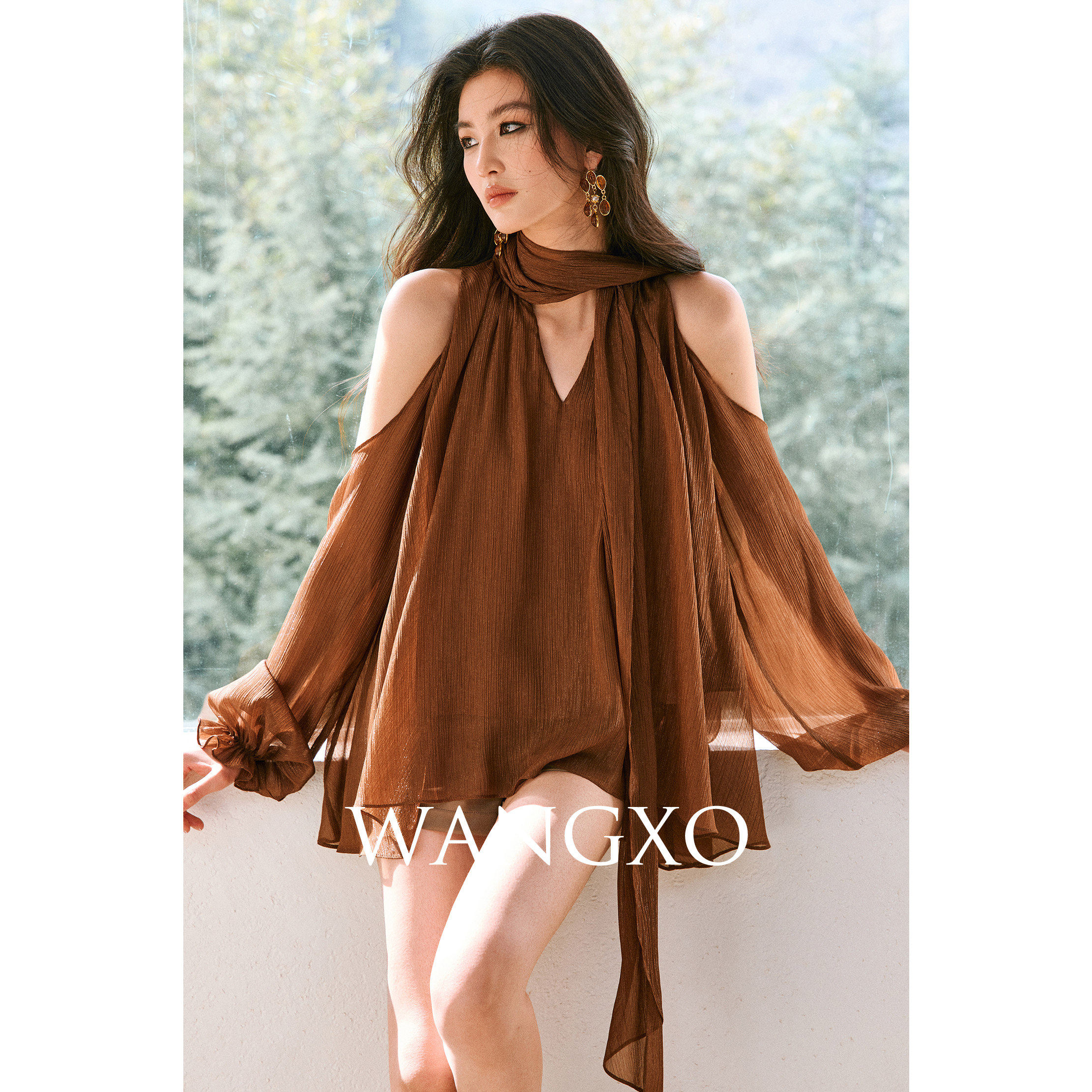 WANGXO|珠光肌理感亮丝雪纺|V领垂坠飘带露肩灯笼袖宽松上衣