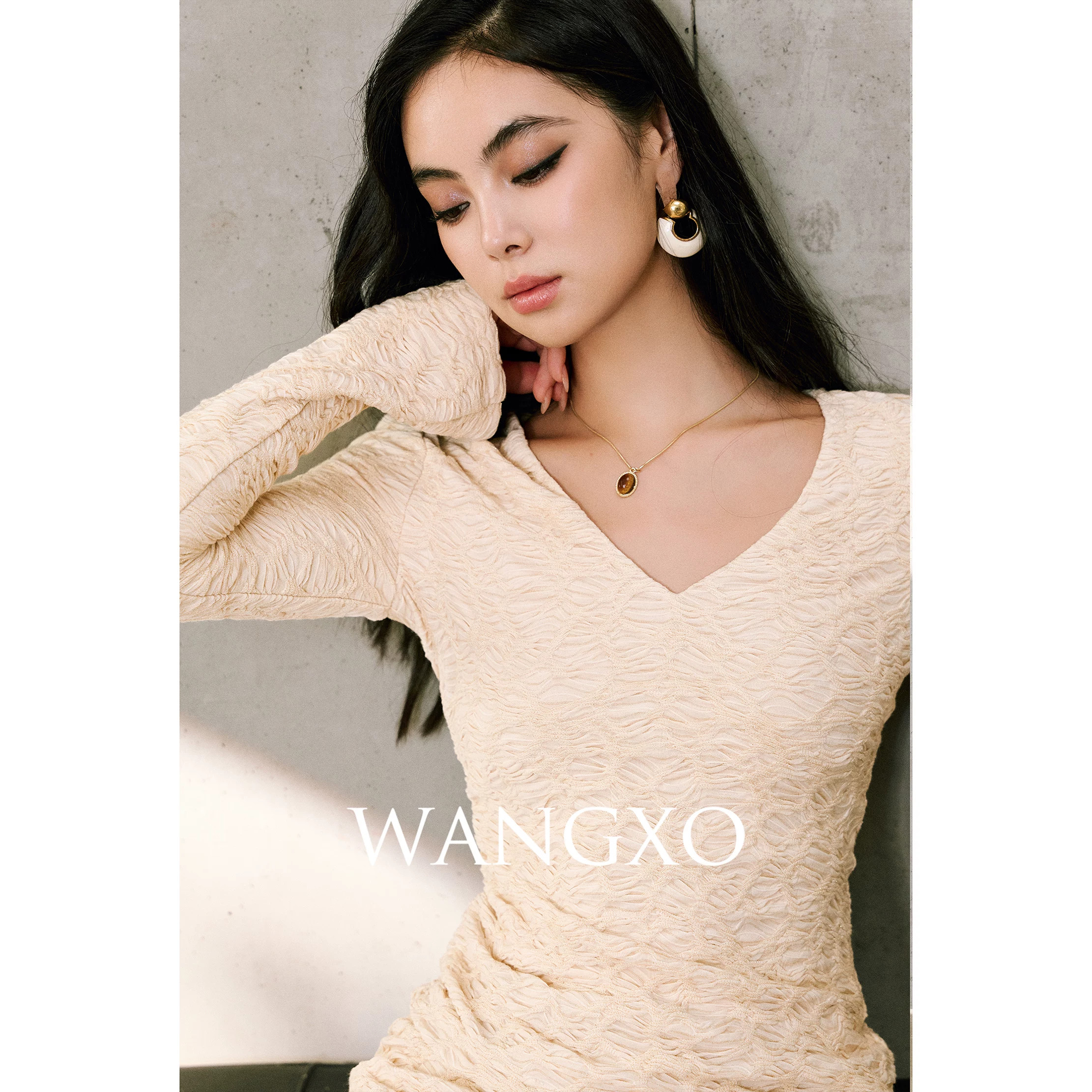 WANGXO|时尚金丝针织水波纹提花肌理|V领斜摆上衣&包臀半身裙
