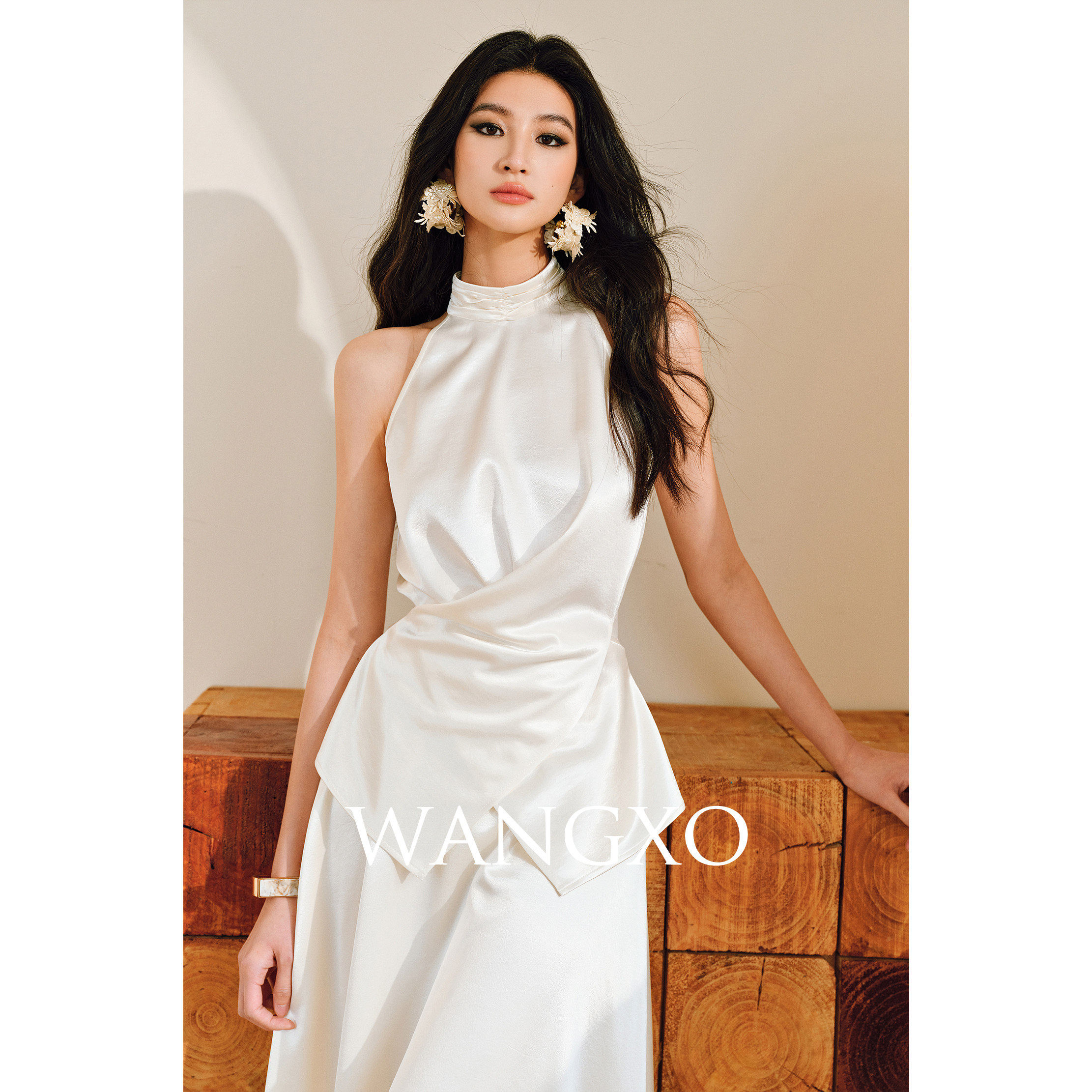 WANGXO毛林林同款|珍珠莹润奢贵鎏金缎面|挂脖收腰上衣伞裙套装