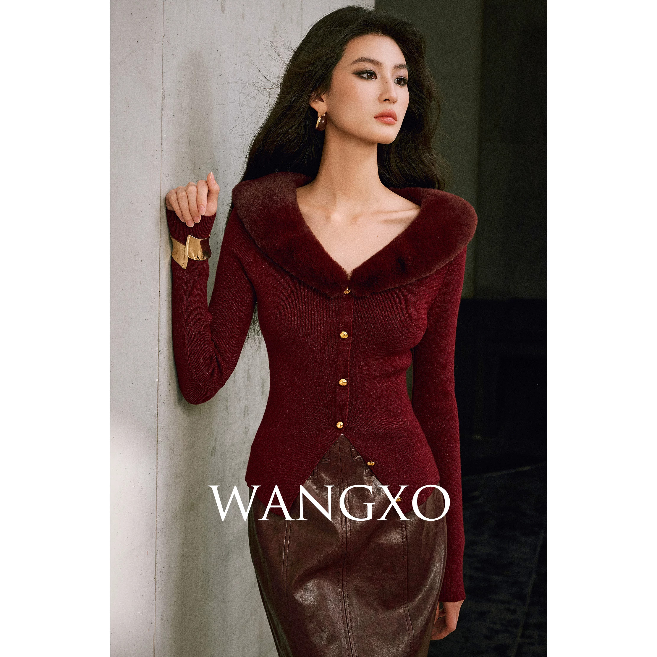 WANGXO|银河闪烁亮丝羊毛|可拆环保濑兔毛领浮雕金扣倒V下摆